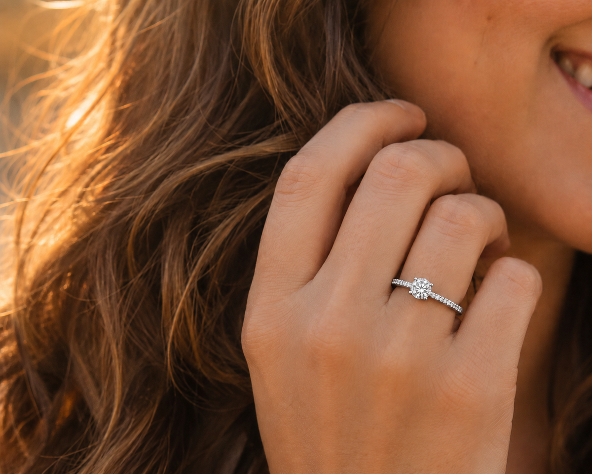 Verlobungsring 925 Sterling Silber mit 1 Karat Moissanit – Solitärring Damen, Brillantschliff, 4 Krappen, VVS D Farbe, mit Weißgold-Beschichtung, Ringschatulle, Geschenkbox & Echtheitszertifikat
