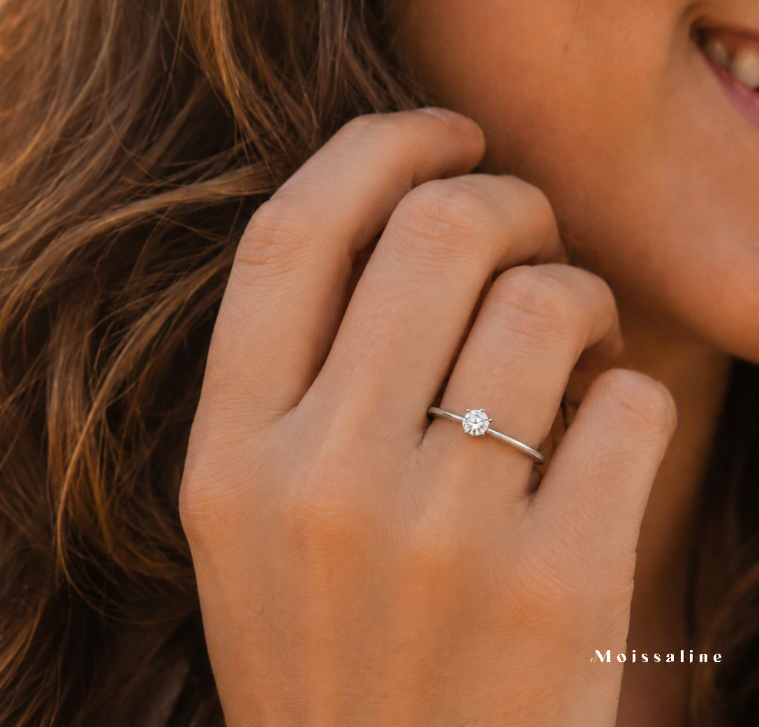Verlobungsring 925 Sterling Silber 0,5 Karat Moissanit – Solitärring Damen, Brillantschliff, VVS D Farbe, 6 Krappen, Weißgold-Beschichtung, inkl. Ringschatulle, Geschenkbox & Echtheitszertifikat